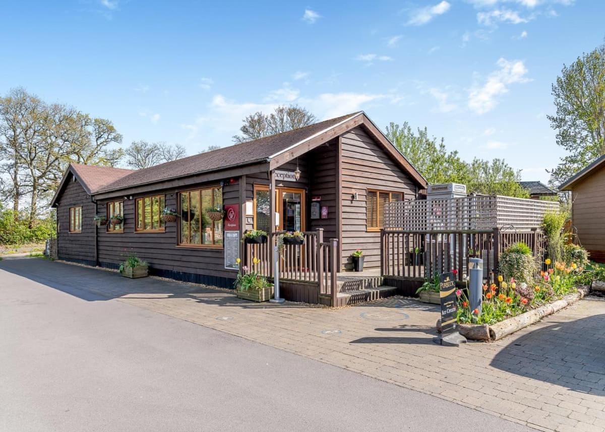 Wareham Forest Lodge Retreat Lytchett Minster Eksteriør billede